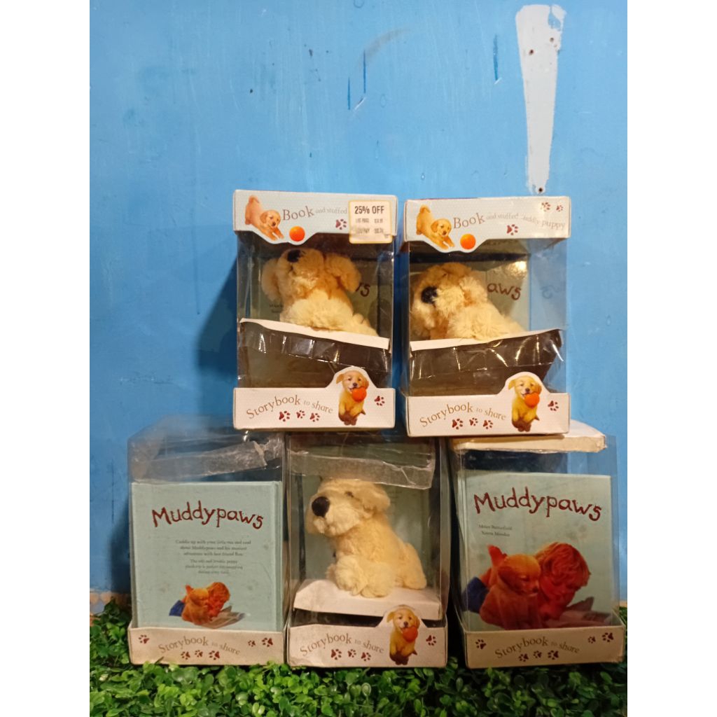 buku muddy paws dan bonekanya