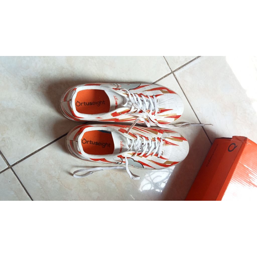 PRELOVED SEPATU FUTSAL ORTUSEIGHT SIZE 39