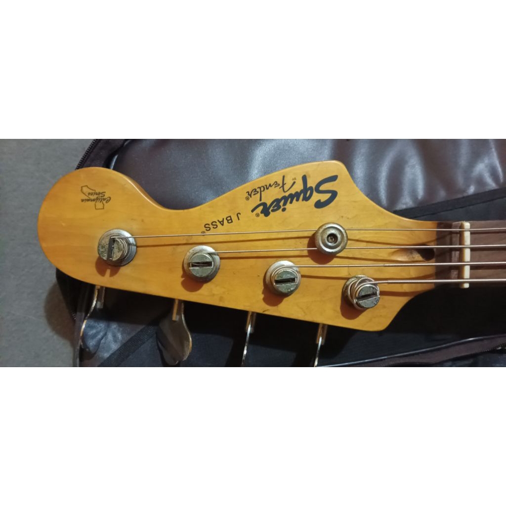 Squier J Bass