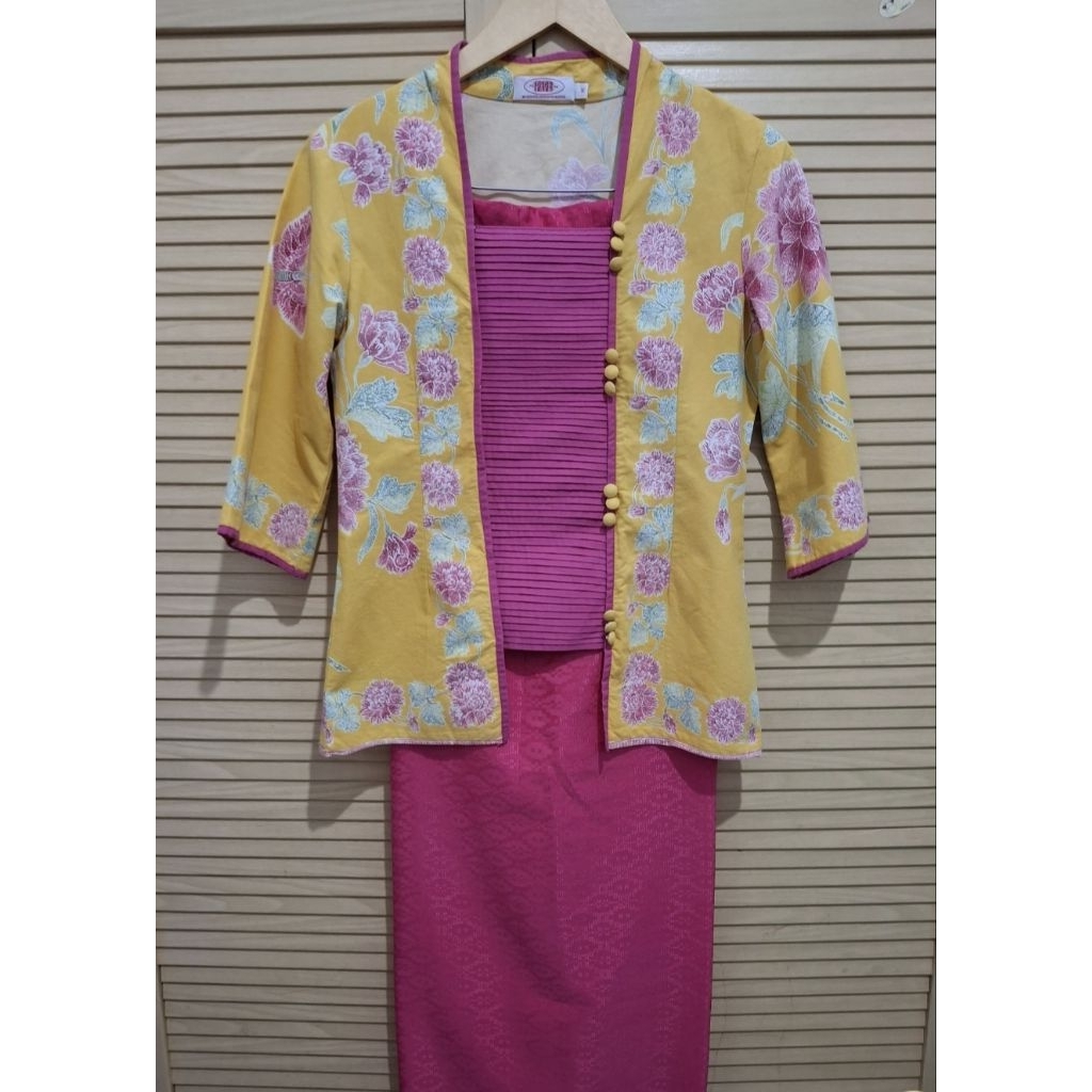 Preloved Nona Rara Batik Kebaya