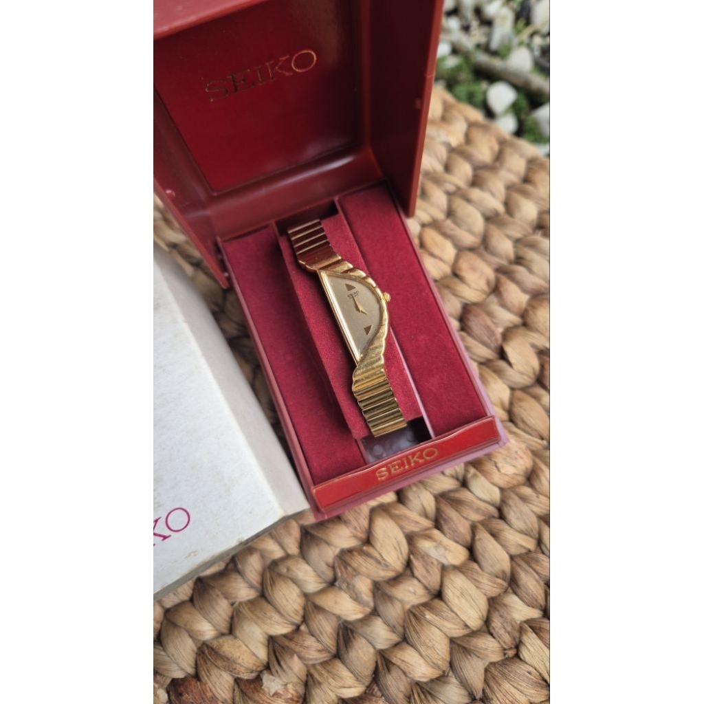 Seiko Half Moon halfmoon original an asymmetrical case form rivoli design Quartz movement 1F20-5059 