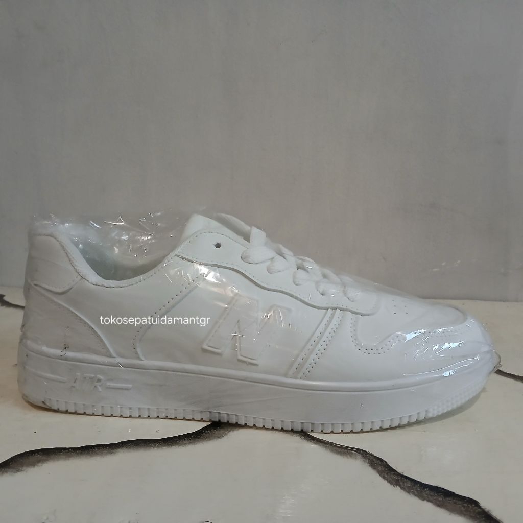 Sepatu Sneakers Full White Kinbos