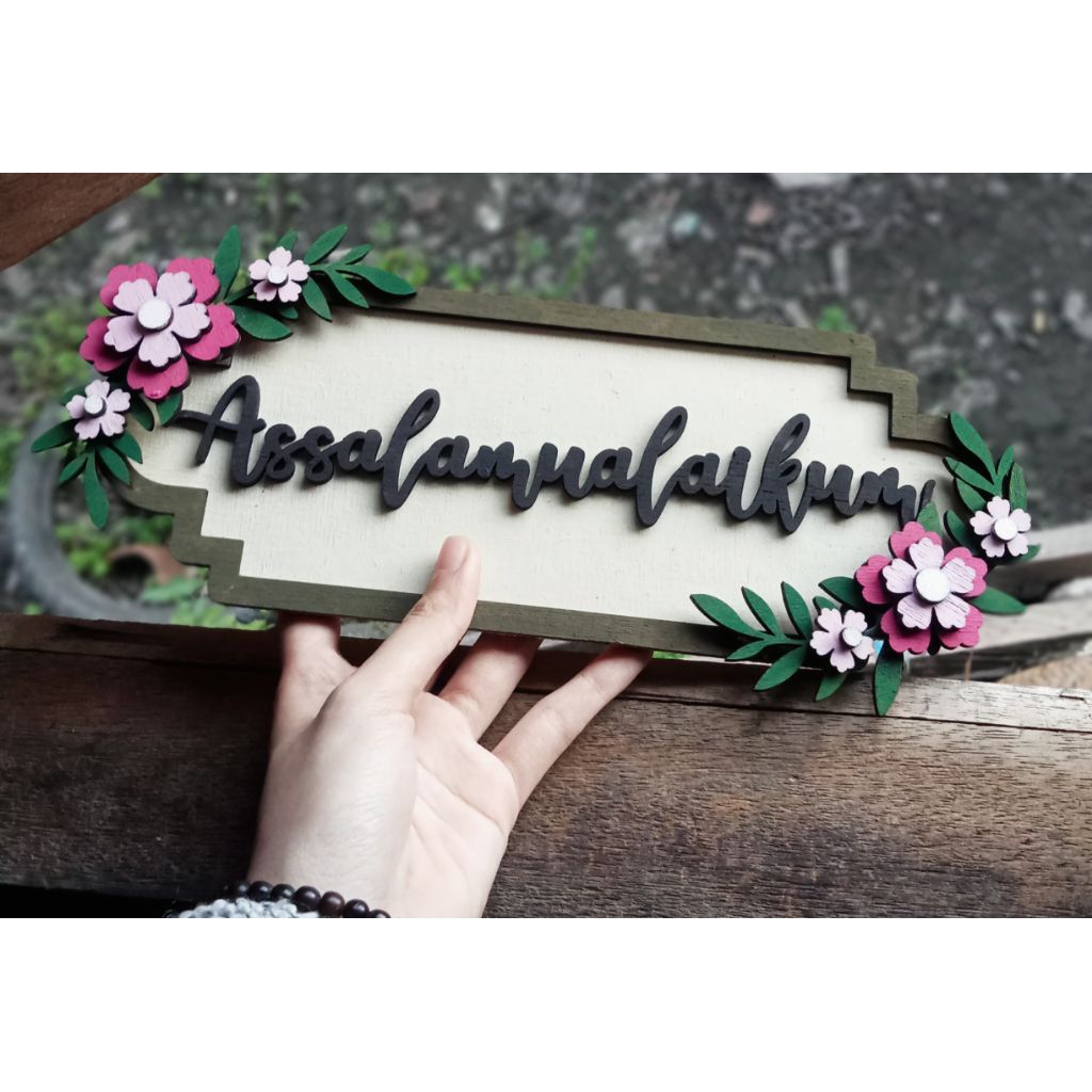 hiasan pintu tulisan "Assalamualaikum"dengan motif bunga