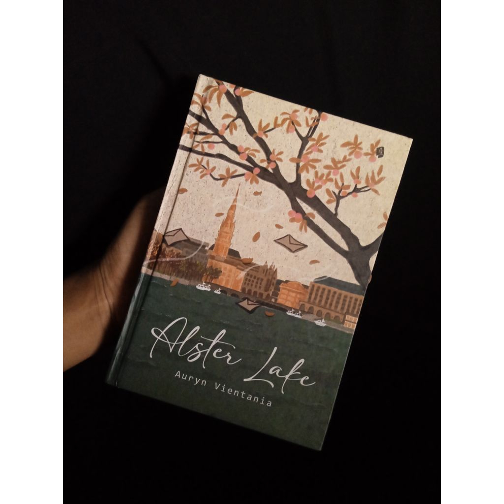 (PRELOVED) Novel Alster Lake by Auryn Vientania Hard cover ORI