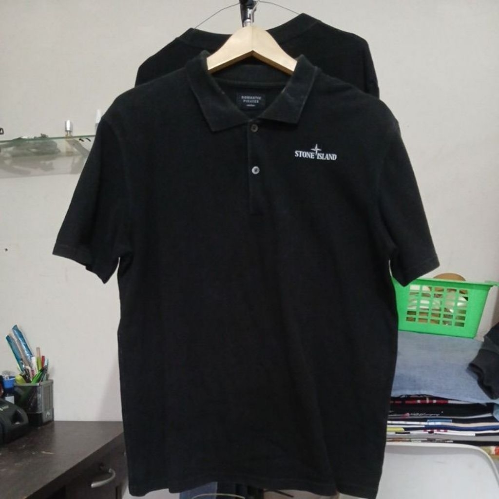 Kaos katun kerah polo warna hitam pekat ROMANTIC PIRATES X STONE ISLAND second Original size L ld 10