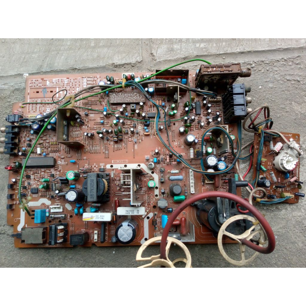 Mesin TV tabung cembung 21inc merk Toshiba, normal.