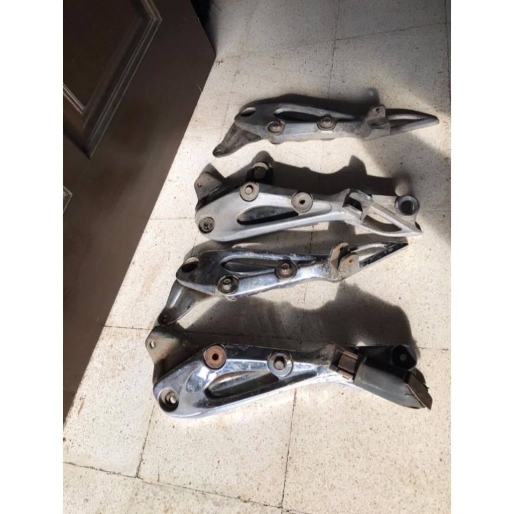 Sepasang Footstep Postep Step Belakang Suzuki Arashi Original Bekas Copotan Motor Second 2nd Aplikas