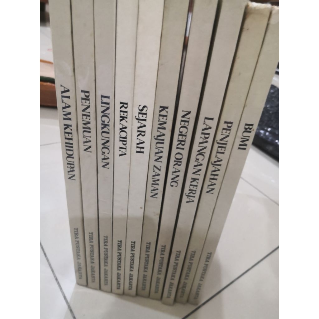 Buku mari menelusuri Tony Wolf