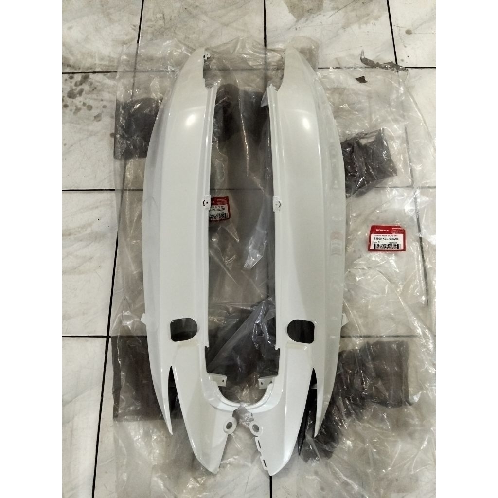 Cover body kanan dan kiri untuk motor Spacy number part 83500KZL930ZB & 83600KZL930ZB