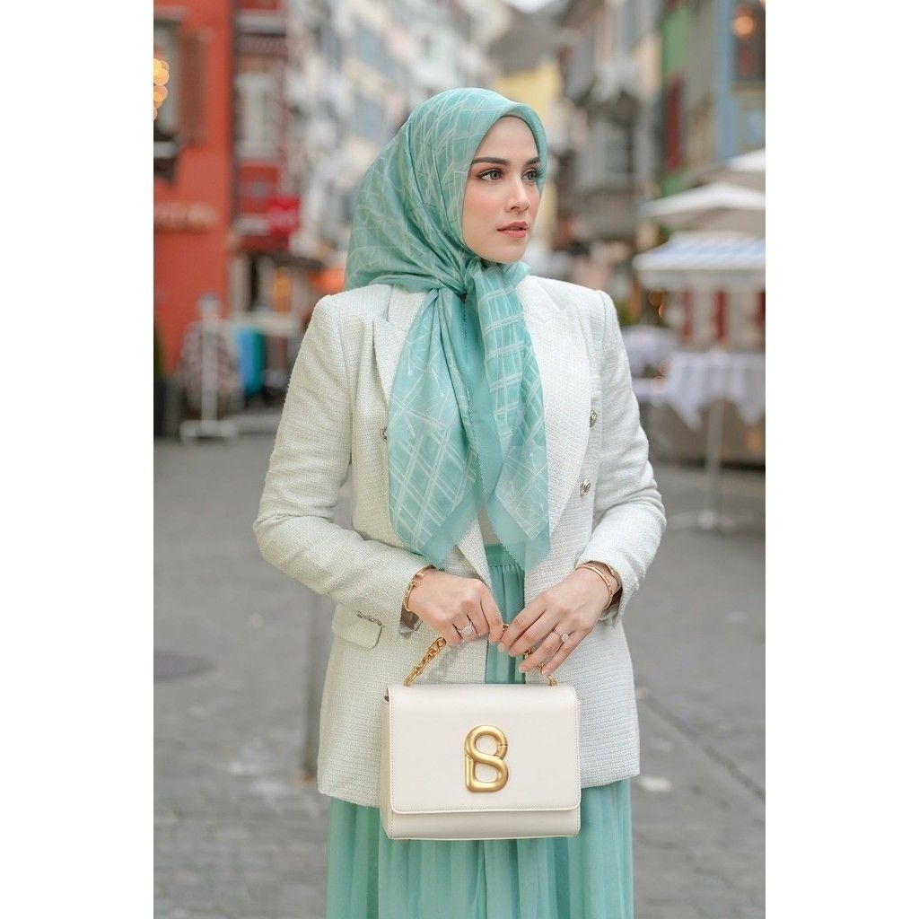 Louvre Buttonscarves Preloved