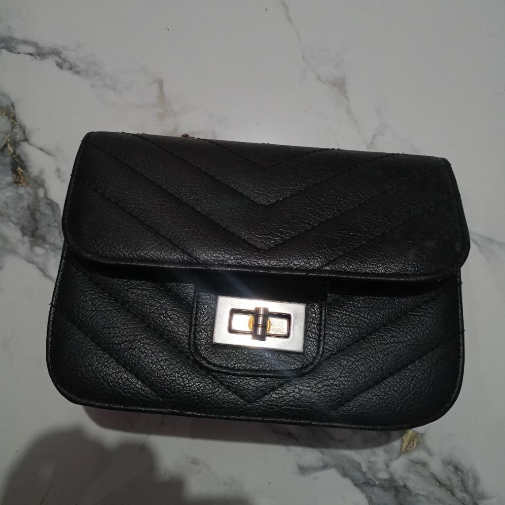 Preloved Tas selempang tas wanita warna hitam tas rantai