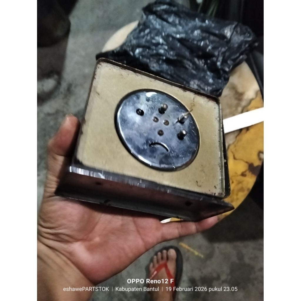 jam weker lawas display aja utuh silahkan