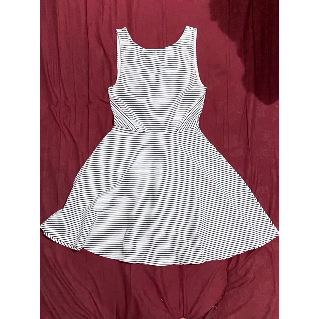 Preloved Dress Santai Anak Remaja Perempuan Putih Hitam Strip Garis H&M