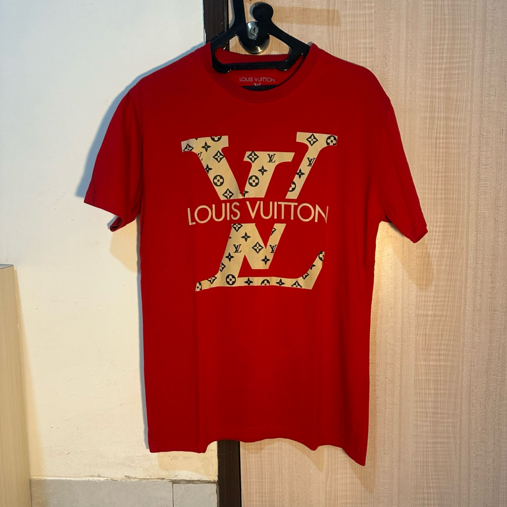 Preloved LIKE NEW - Baju Kaos Warna Merah Pria Wanita Design Grafis Parodi  LV