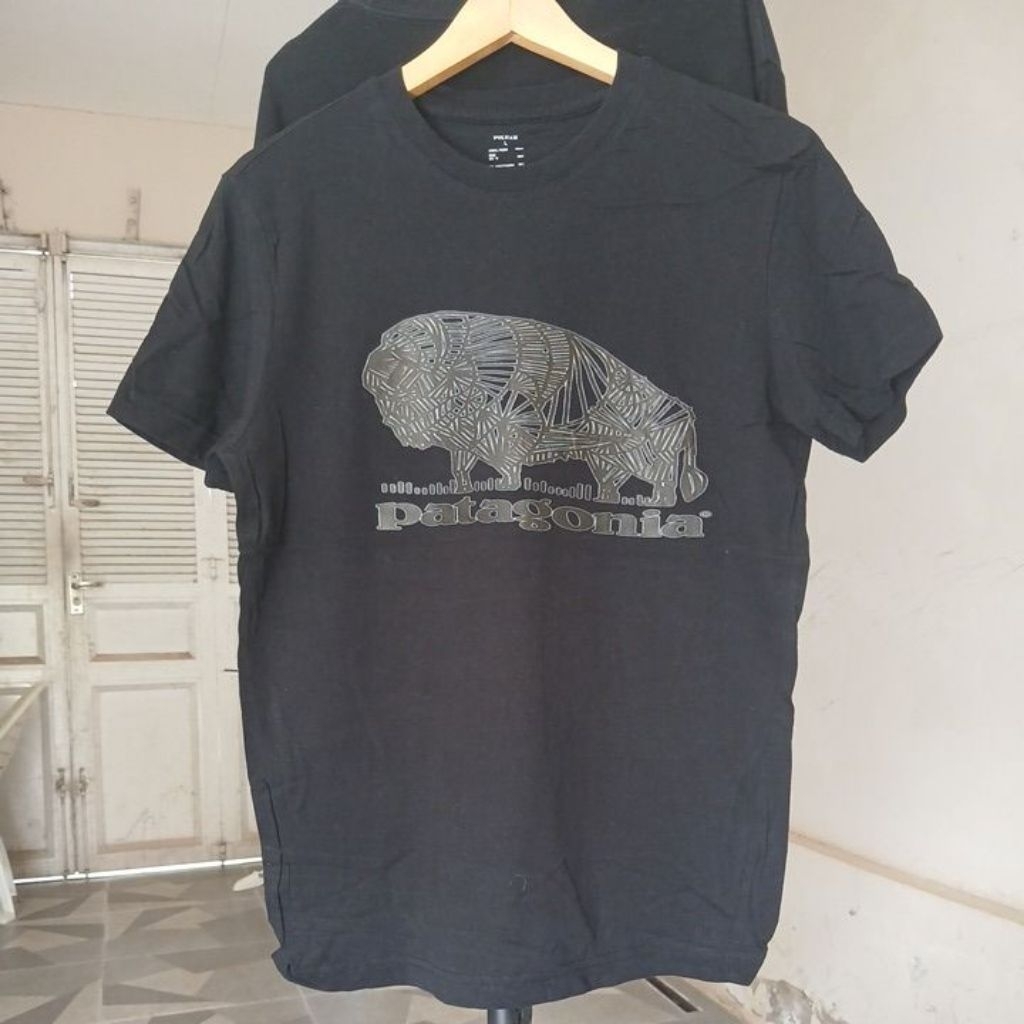 Kaos katun warna hitam pekat kerah kencang POLHAM X PATAGONIA second Original size S ld 100cm Pjg 70