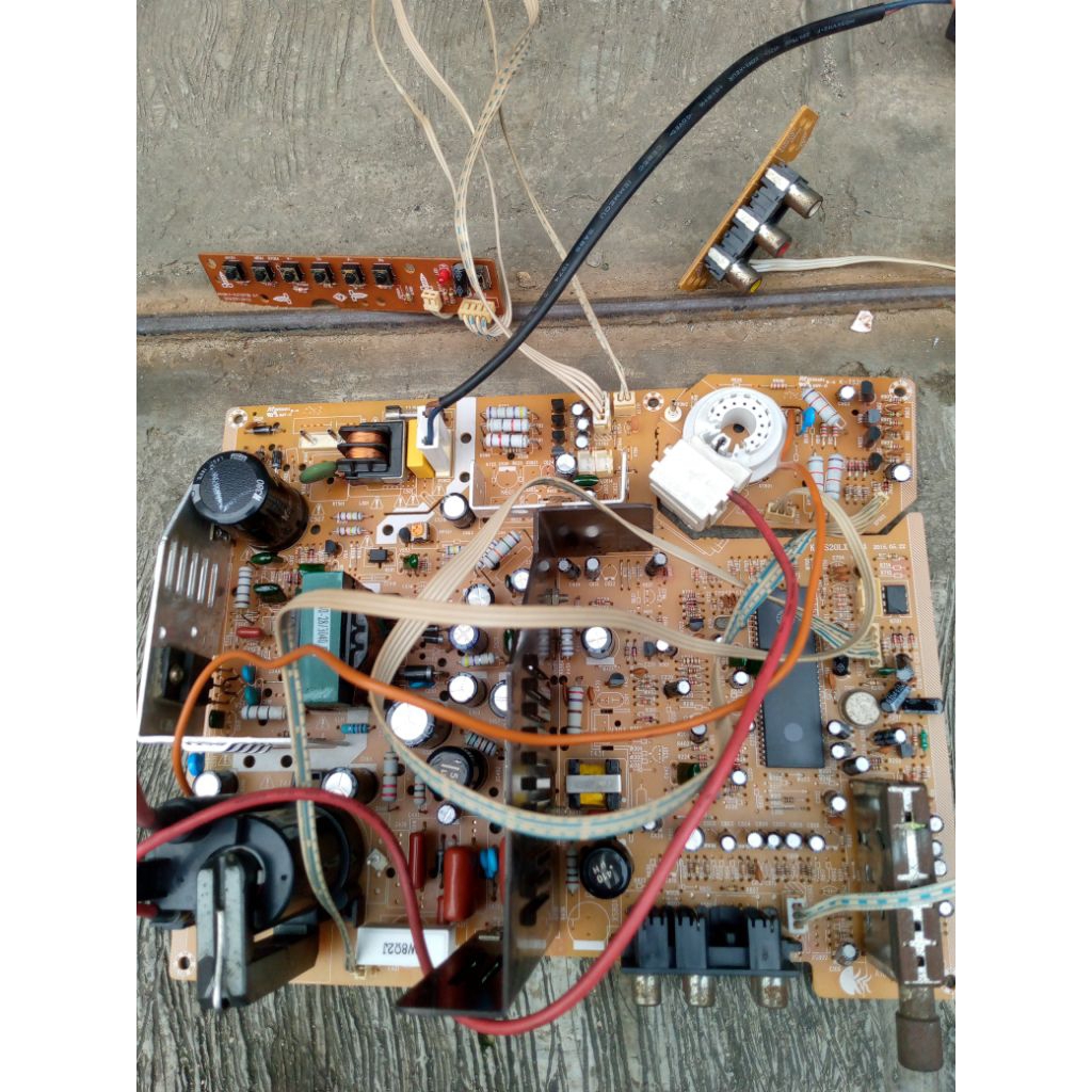 Mesin TV tabung slim 21inc merk cina, normal.