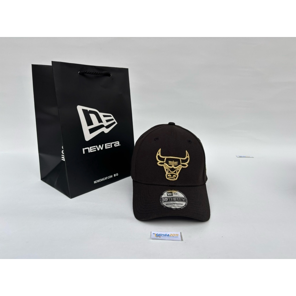 Topi NEW ERA 39Thirty Outlined Chicago Bulls FITTED Black Original