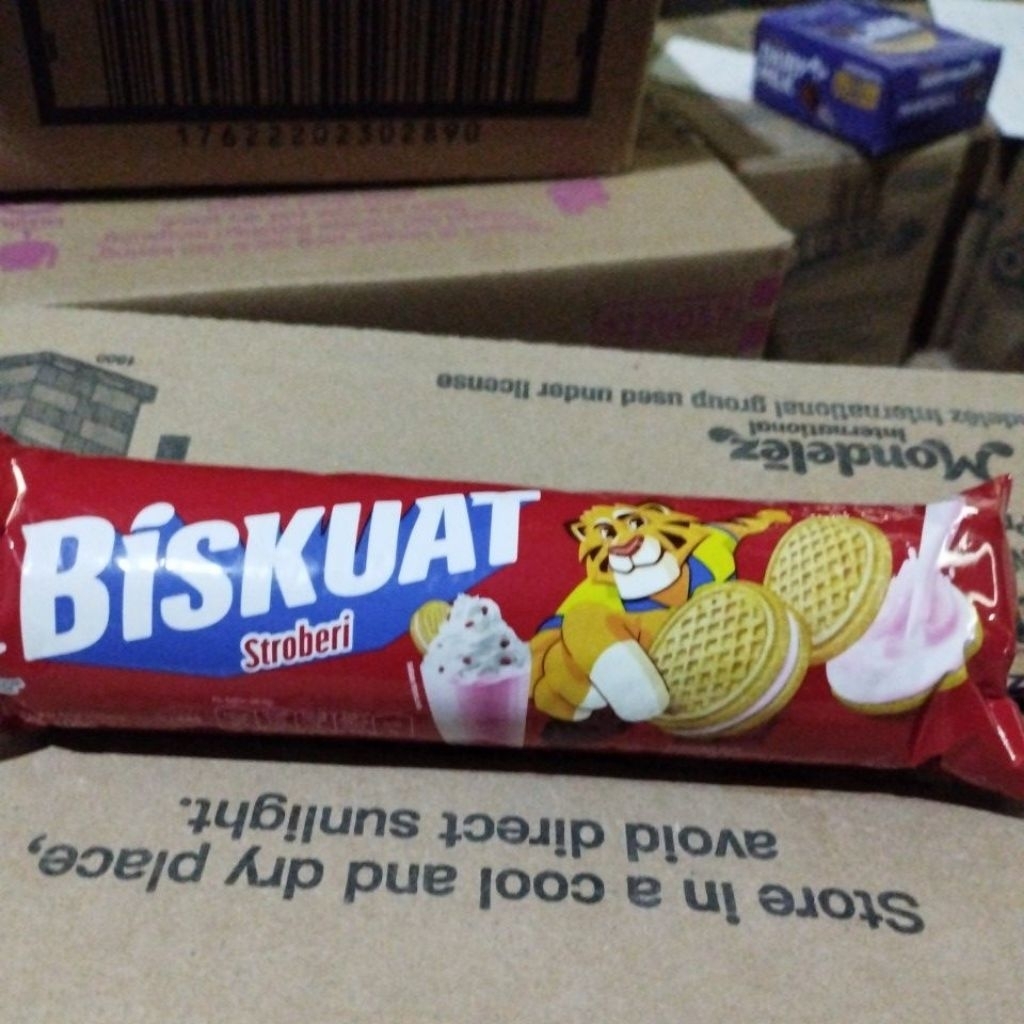 Biskuat Biskuit Sandwich Vanila Strawberry 105g - Renyah, Manis, Energi