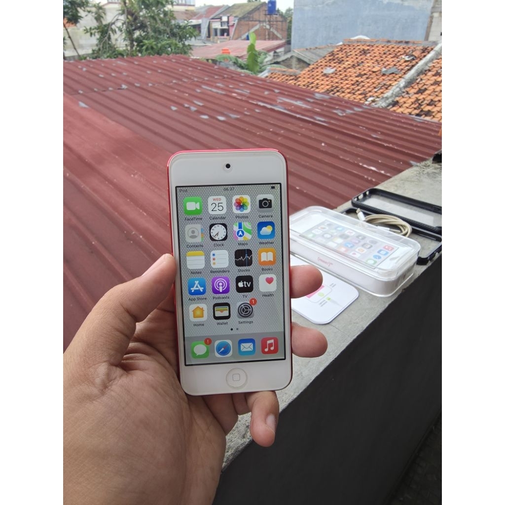 iPod Touch 7th 32gb Red Edition Rare Item With box