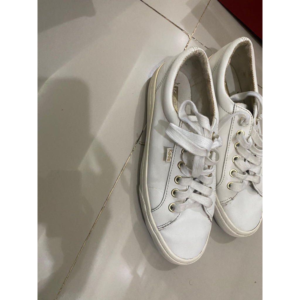 sepatu keds putih