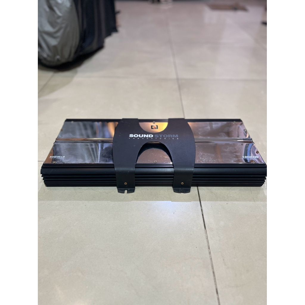 Power Mobil 4 channel 1200 watt merk sound storm.