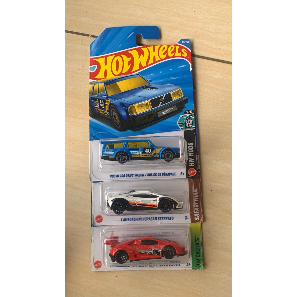 hot wheels bundling (lambo huracan,volvo wagon & lambo sterrato)