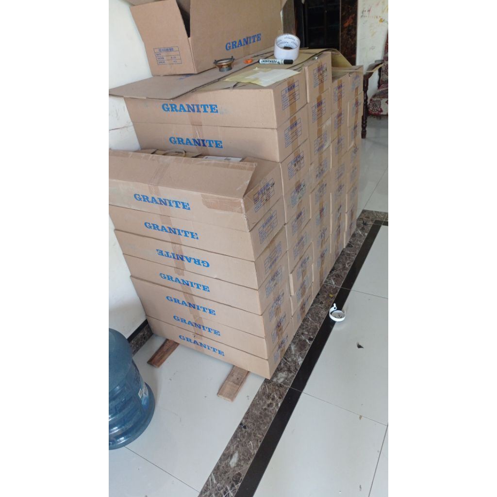 lisplin granit hitam ukuran 8x60 glosy