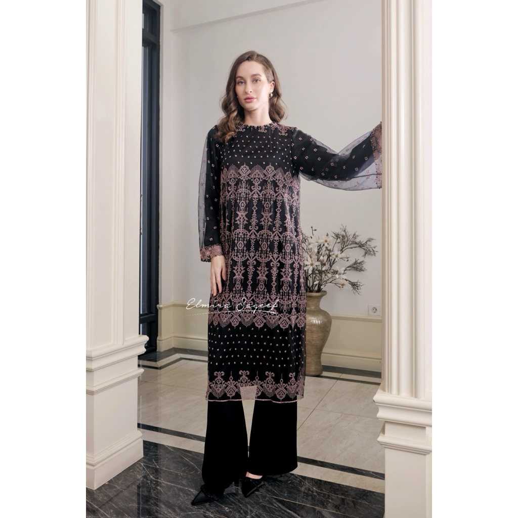 CHLOE TUNIC IN BLACK + VEIL | TUNIK BRUKAT ELMIRA SAGEEF