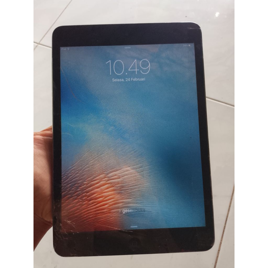2 iPad mini 1 A1432, 1 mesin Samsung a8 2018 dan bonus 1 hp Oppo a3s mati