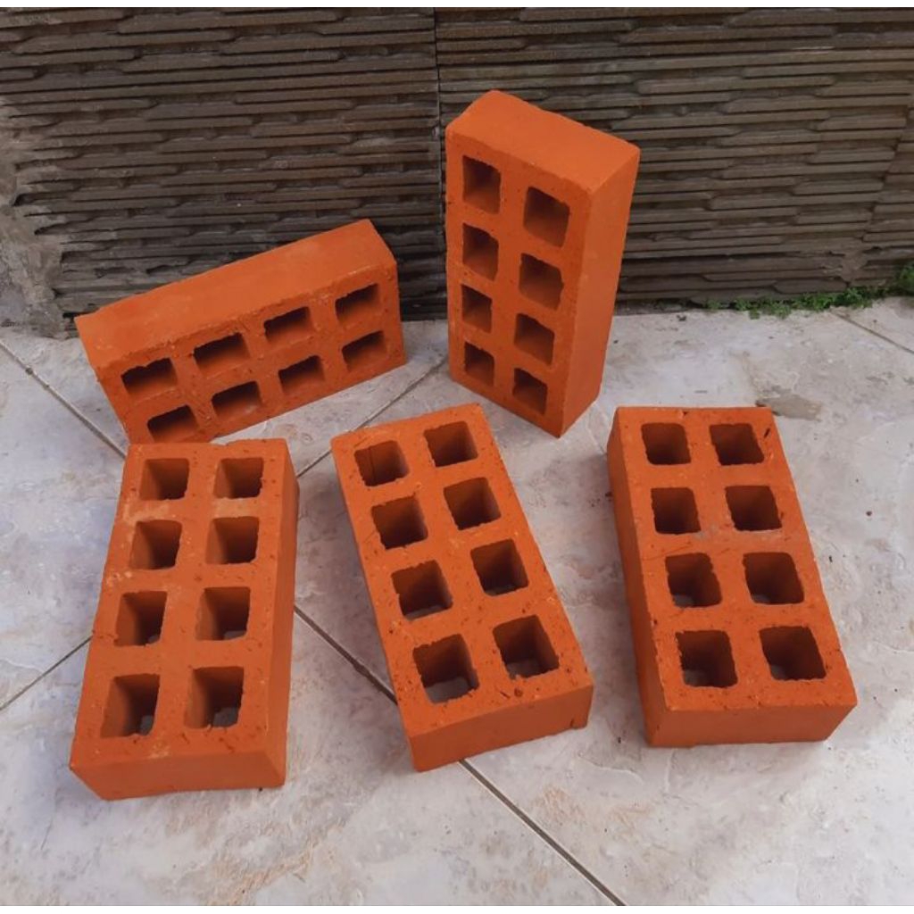 Bata merah merah expose Lubang 8