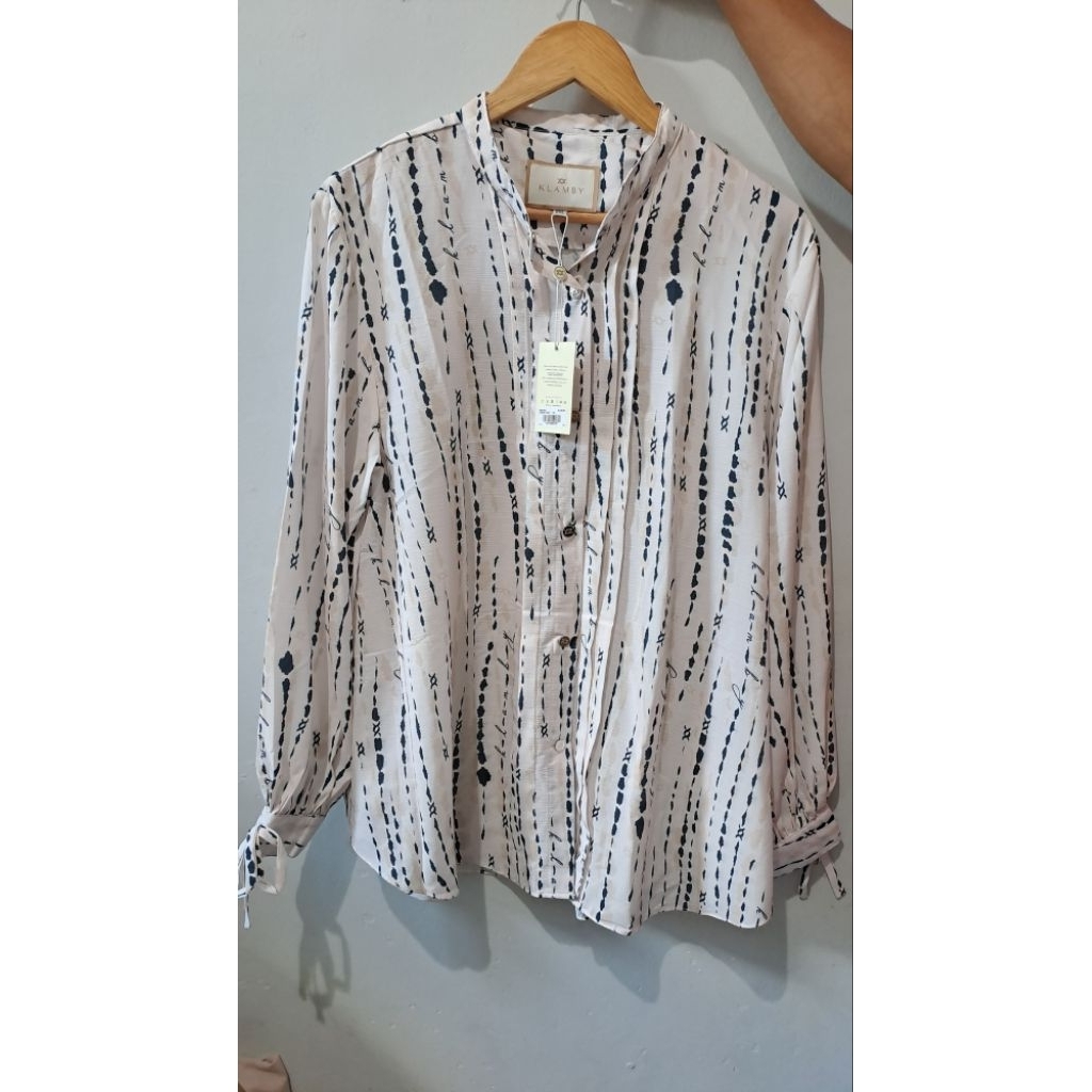 Wearing Klamby Kallie Shirt - XXL