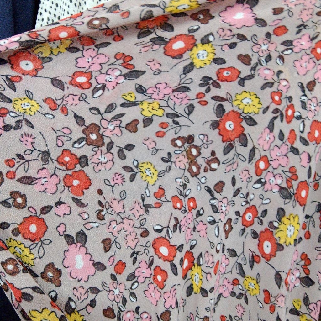 Kain Sifon Ceruty Motif Bunga Kecil Vintage / Floral Daisy Coklat Pink Snt