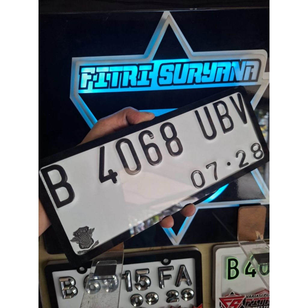 Variasi nomer plat motor putih akrilik