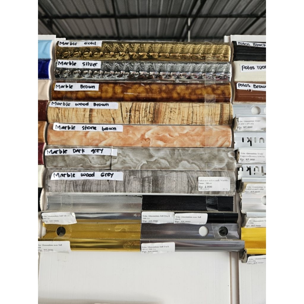 kuku macan bon bon list keramik dinding 20 cm