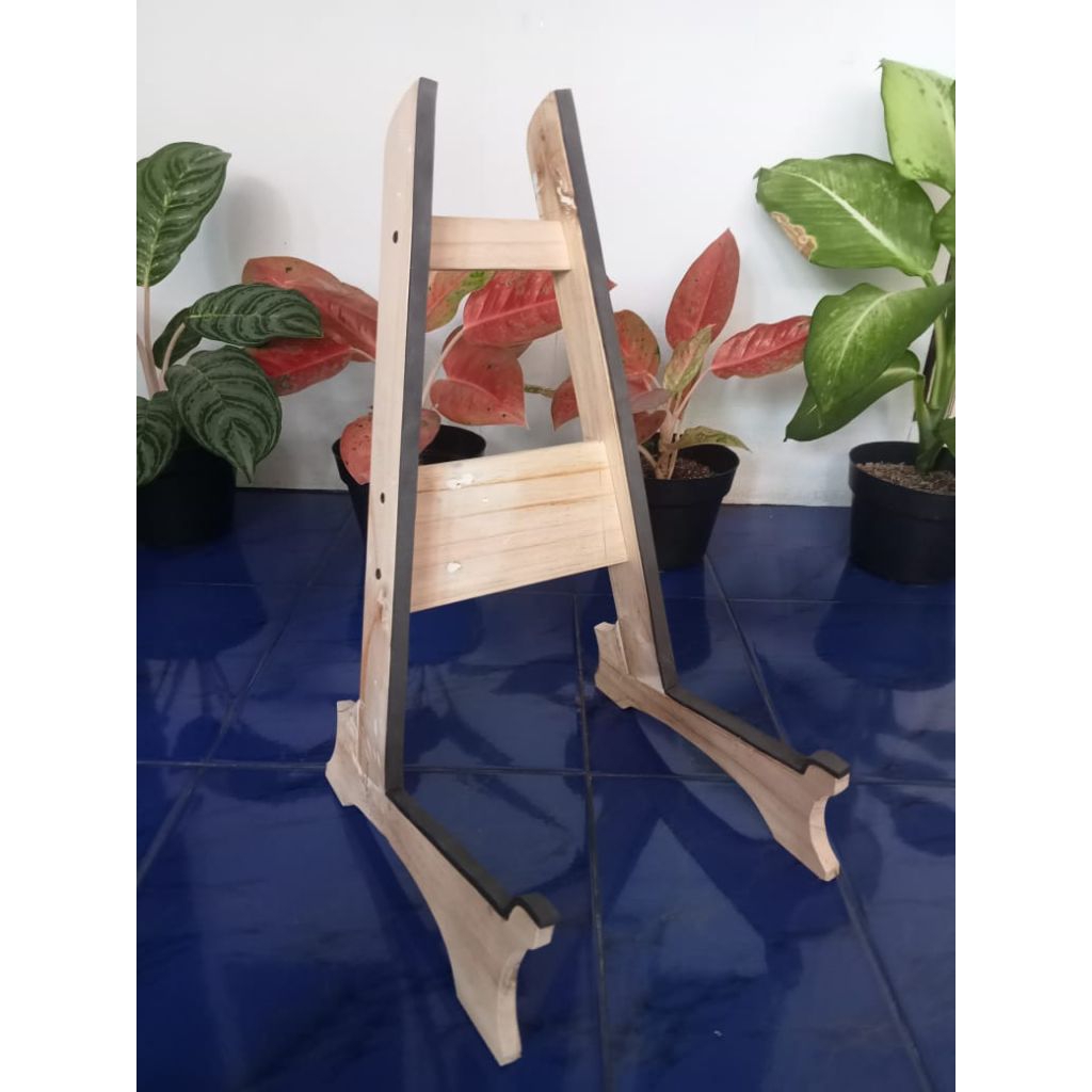 stand gitar bahan kayu