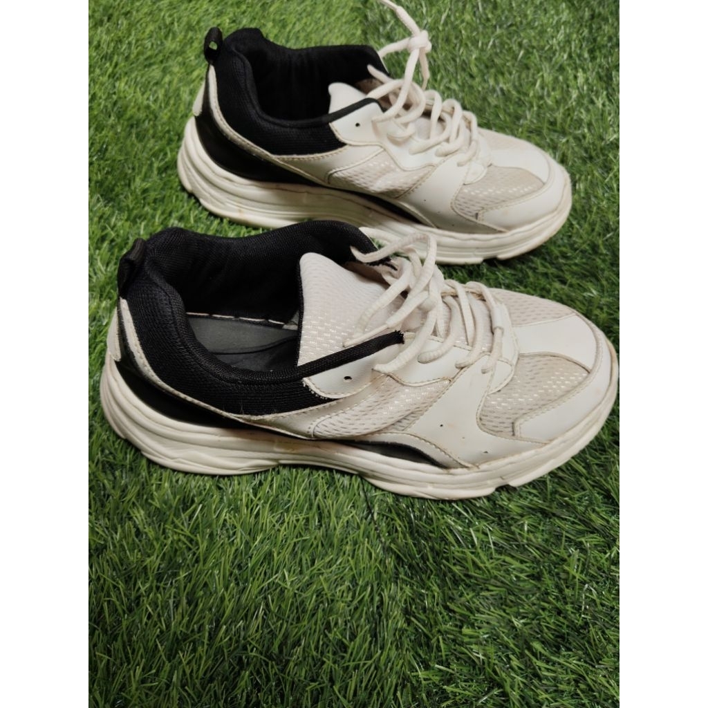 PRELOVED SEPATU SPORT FLADEO WANITA