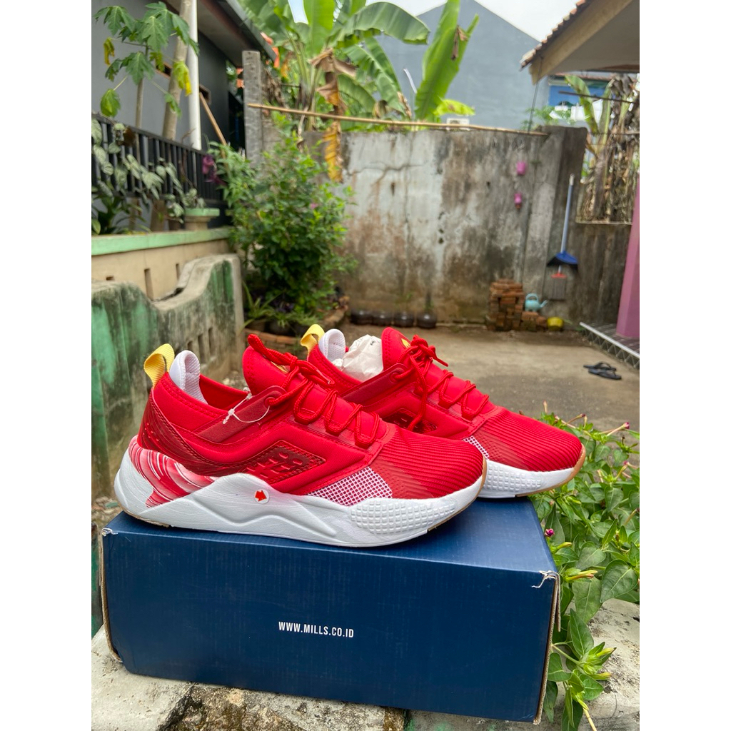 sepatu running mills revolt beta se