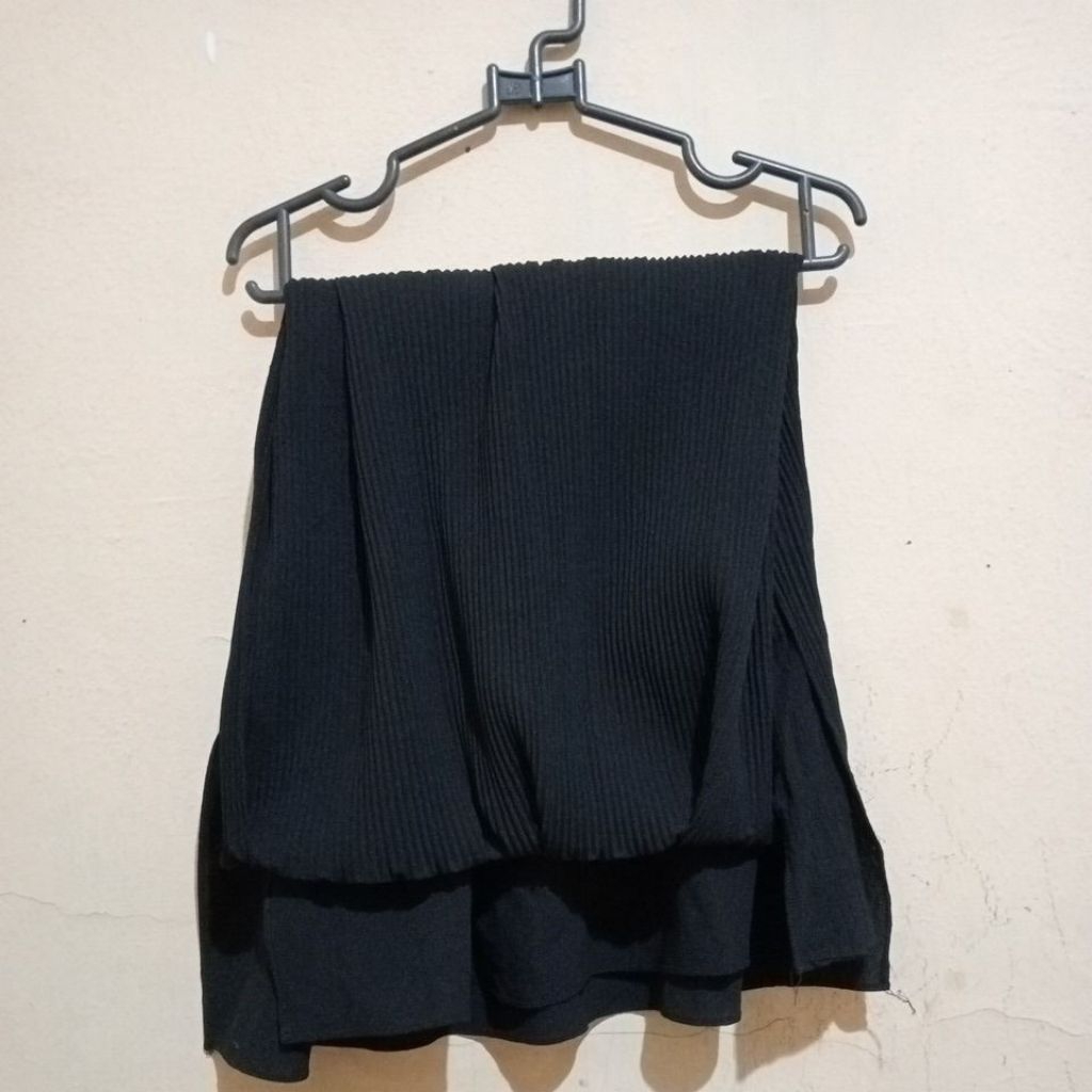 Preloved kerudung pashmina hitam plisket