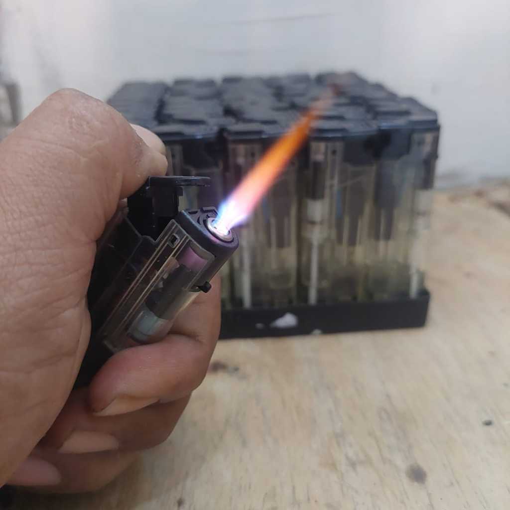 korek api bara polos/transparan BISA DI ISI ULANG tahan angin badai dan tempat korek api/dudukan kor