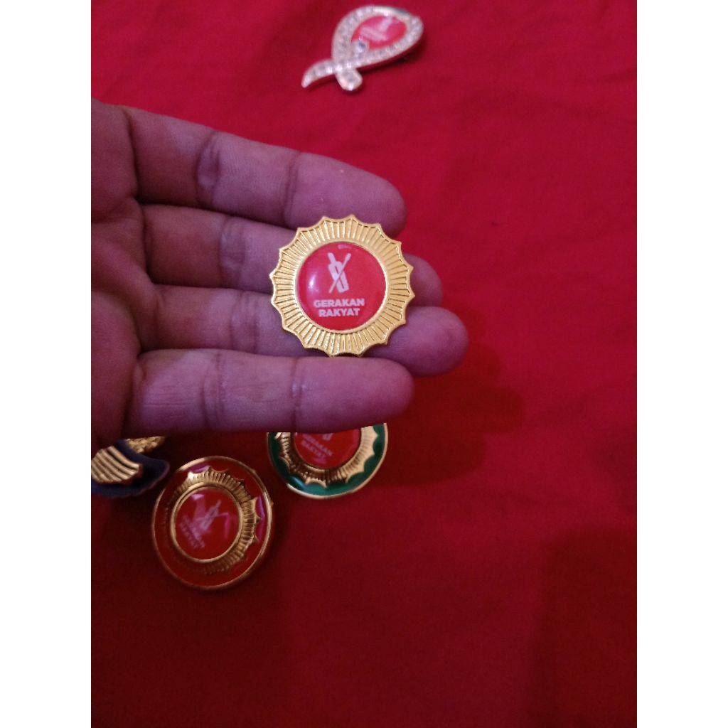 pin model matahari logo ormas  gerakan rakyat peniti