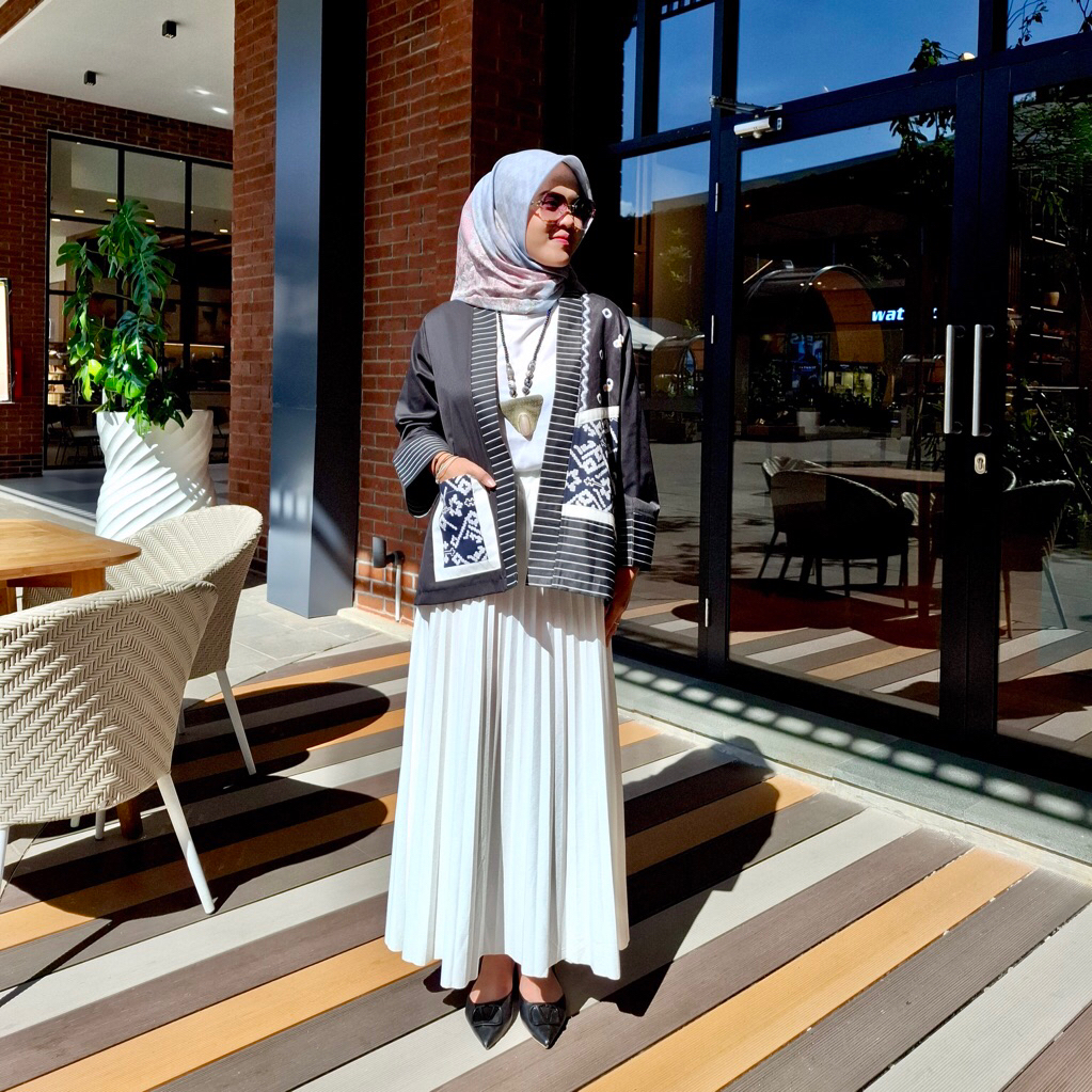Cardigan etnik dengan motif batik dan motif tenun cardigan formal cardigan nonformal