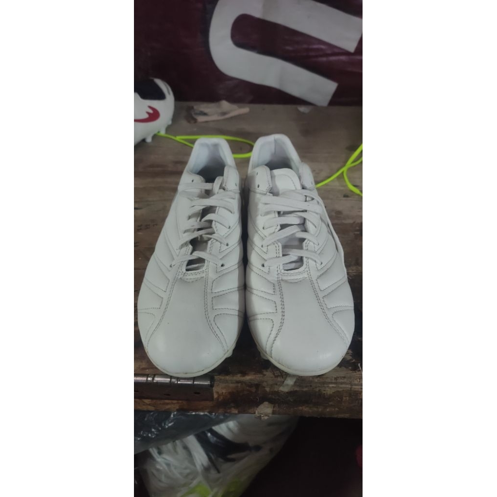 sepatu bola kulit asli