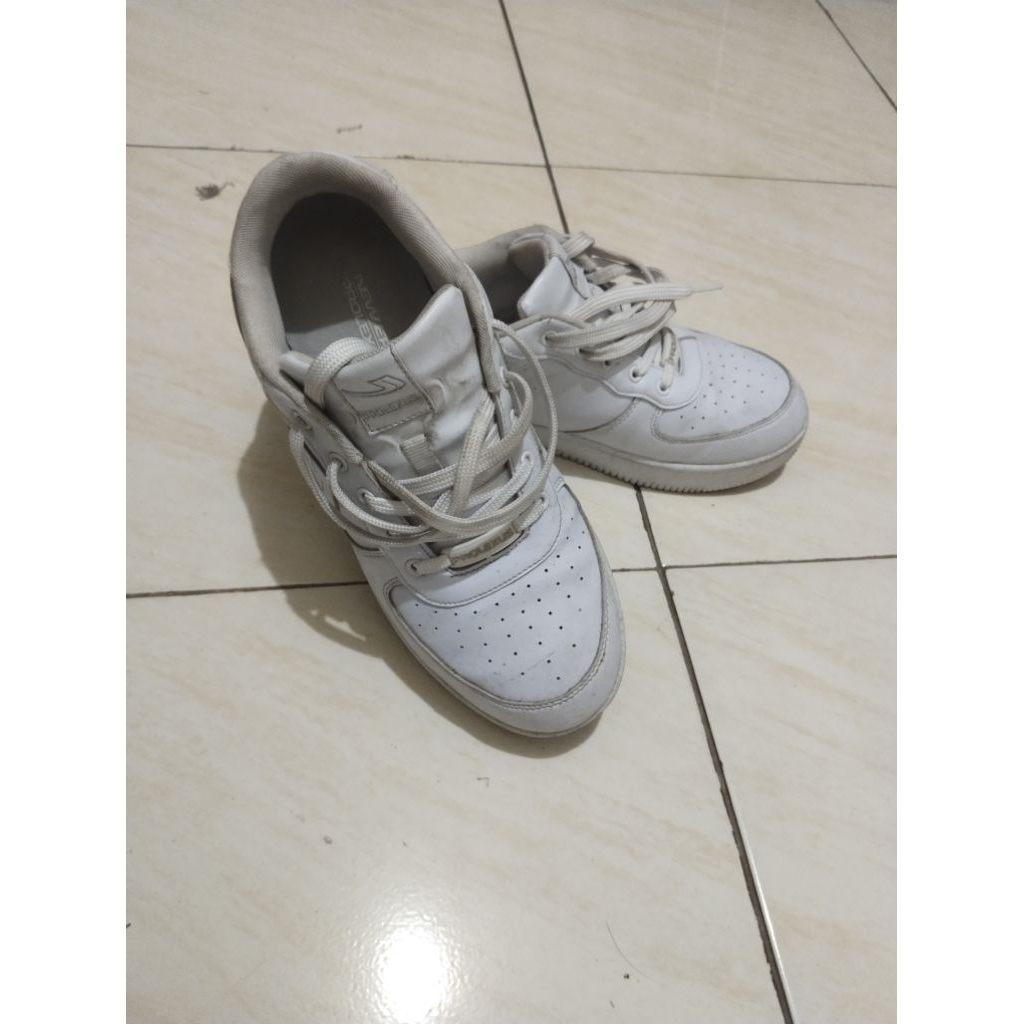 Sepatu laki-laki dewasa