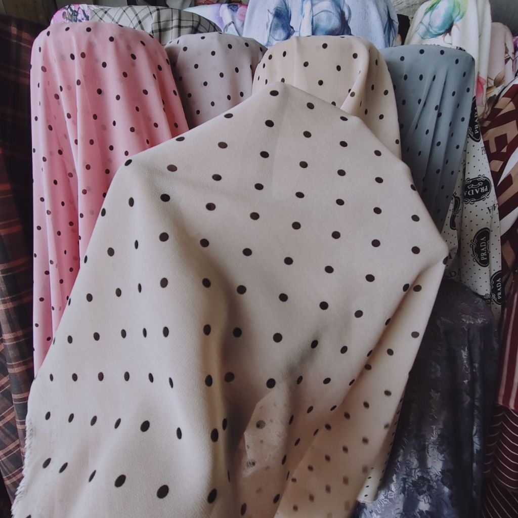 KAIN SIFON PREMIUM MOTIF POLKADOT KECIL WARNA HITAM DASAR COKSU - KAIN SIFON MOTIF DOT KECIL HARGA P