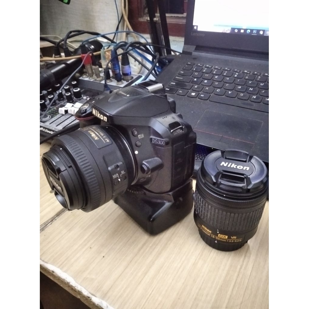 kamera nikon D5300 bekas normal dengan lensa tambahan fix 50mm 1.8G