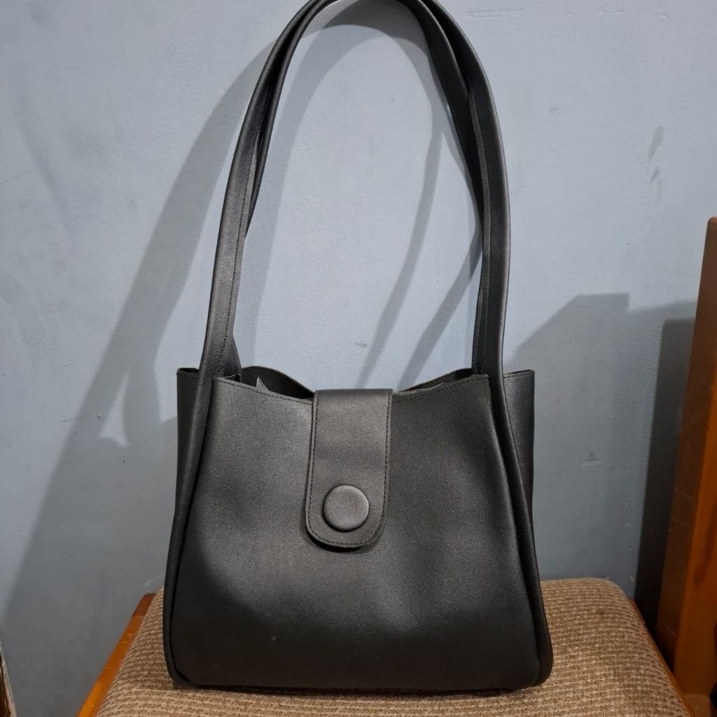 PRELOVED Totebag Hitam Kancing kulit sintetis
