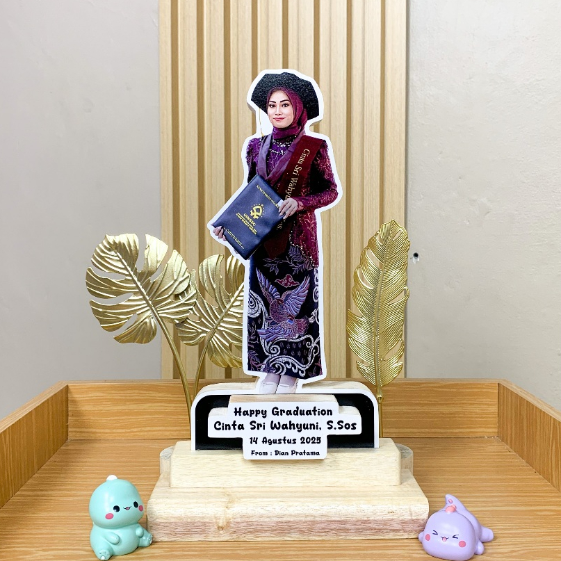 Cakrawala Art - Hadiah Wisuda Karikatur kayu Custom Sesuai Keinginan