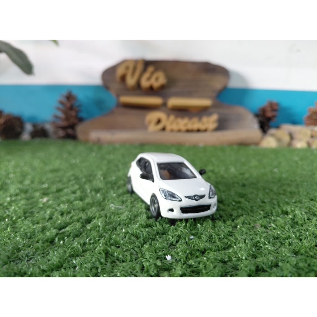 Diecast Miniatur Mazda 2 skala 1:64