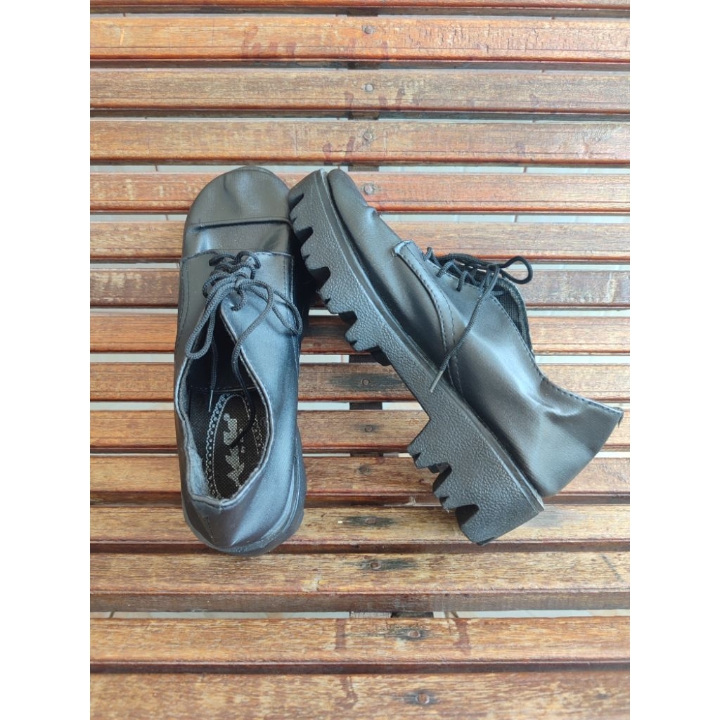 Preloved Sepatu Boots Docmart Wanita
