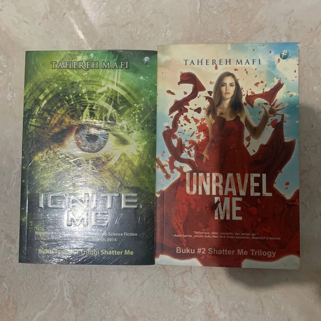 PRELOVED NOVEL Shatter Me Series: Unravel Me & Ignite Me - Tahereh Mafi